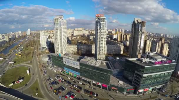 Vista aérea do bairro residencial na cidade grande, edifícios altos — Vídeo de Stock