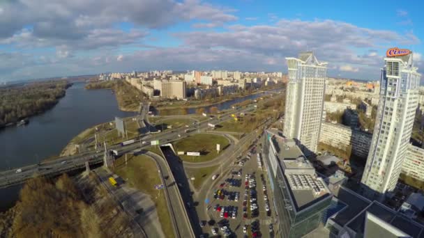 Blick von oben auf die Stadtstraße, viele Autos fahren, intensiver Verkehr — Stockvideo