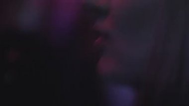 İçki kulübü, alkol bağımlılığı, sarhoş kadın kadın el ele tutuşur