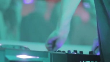 Kayıtları oynamaya gece kulübü, insanlar zevk müzik, parti dj