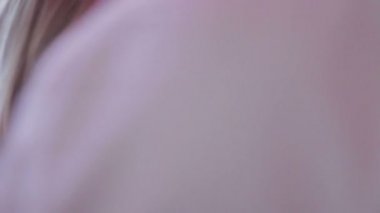 Sigara, sohbet, fahişeler müşteriler için bekleyen genç kadınlar