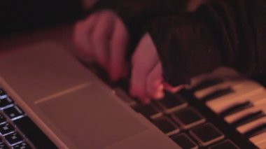Kayıtları karıştırma, performans, pikap denetimlere tweaking dj