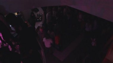 Genç insanlar gece kulübü, merdivenlerden aşağı yürürken girerek ayrılan