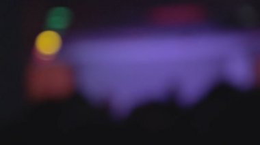 Birçok kişi dışarı asılı eğleniyor, gece kulübünde, arka plan