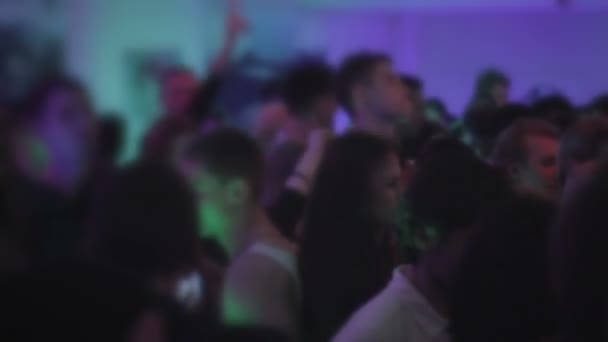 Veel jonge mensen opknoping uit bij discotheek, dansen, praten — Stockvideo