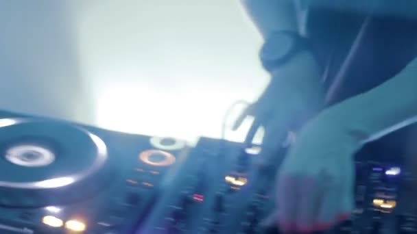 DJ tocando no clube noturno, dançando, misturando música na plataforma giratória — Vídeo de Stock