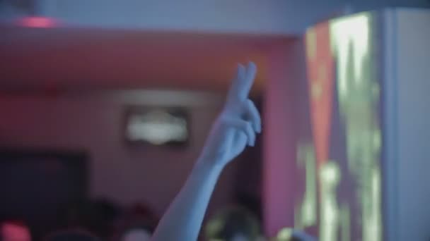 Handen omhoog in de lucht bij nightclub, mensen genieten van muziek, emoties — Stockvideo