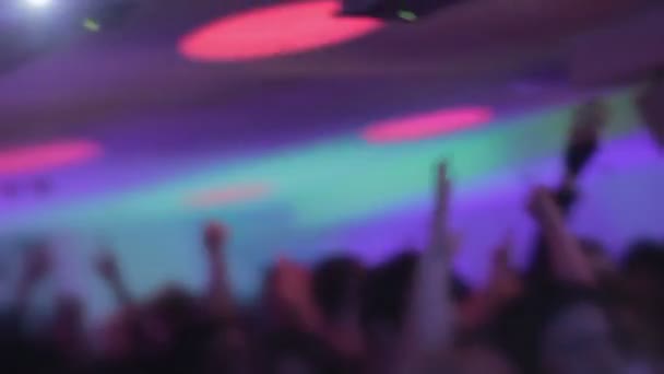 Музыка сводит людей с ума в ночном клубе, руки в воздухе, эйфория — стоковое видео