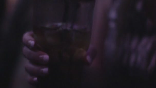 Flickor som dansar till musik, med alkoholhaltiga drycker på nattklubb — Stockvideo