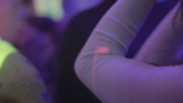 性感的年轻女性，跳舞、 欣赏音乐在一家夜总会，举起手来 — 图库视频影像