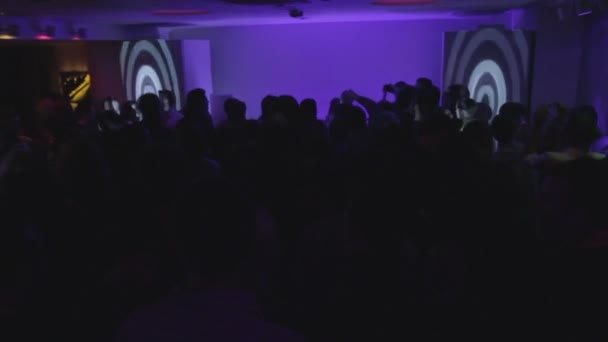 Gelukkig menigte dansen op concert in club, goed humeur, achtergrond — Stockvideo