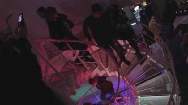 Mensen gaan omhoog, naar beneden trappen, nachtclub sfeer, feesten — Stockvideo