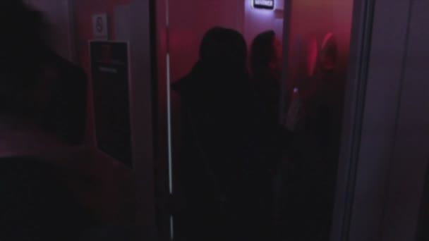 Jóvenes entrando, saliendo del club nocturno, abierto, puerta cerrada — Vídeo de stock