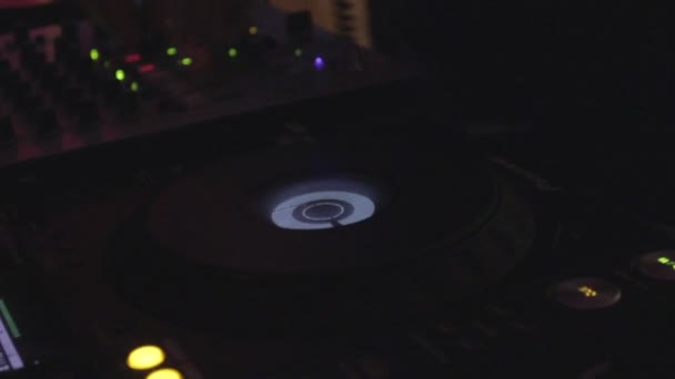 Bandeja con discos girando, disc jockey trabajando en el club nocturno — Vídeo de stock