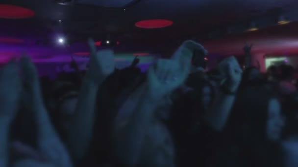 Veel mensen dansen, klappen, handen zwaaien bij nightclub — Stockvideo