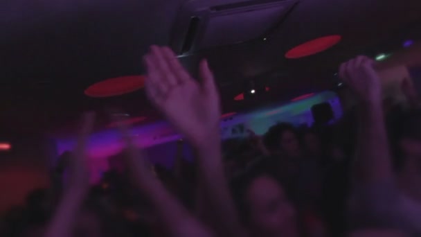 Menge im Nachtclub, tanzen, Musik genießen, Hände schwenken