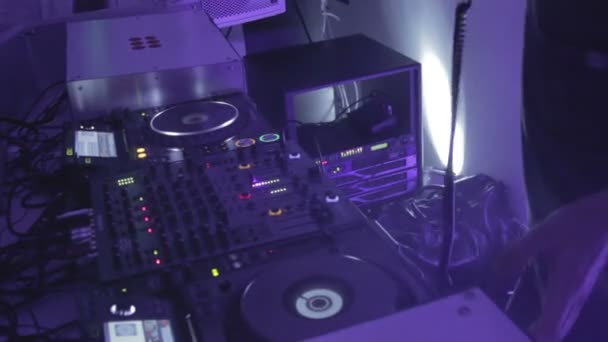 DJ rascando plato en el tocadiscos, creando atmósfera en el club — Vídeo de stock