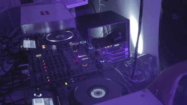 男性 Dj 手がターン テーブルでトラックを再生、ミキシング音楽、音します。 — ストック動画