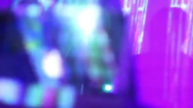 Gece kulübü atmosferi, Dj gölge duvarda hareket, ışıklar alevlendi