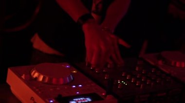 Kadın Dj elleri karıştırma kayıtları, kız gece kulübünde müzik çalıyor