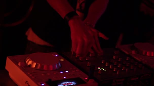 Женщины-ди-джеи микшируют пластинки, девушка играет музыку в ночном клубе — стоковое видео