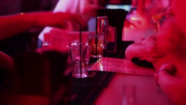 Bartender hands pouring drink, serving clients, nightclub bar — Stock Video