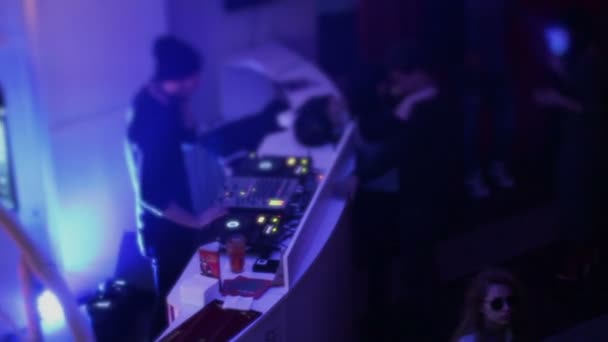 Ambiente de discoteca, disc jockey trabajando, gente bailando salvajemente — Vídeos de Stock