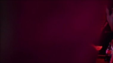 Seksi kızlar, lezbiyenler öpüşme, sarılma, dokunma, barda dans