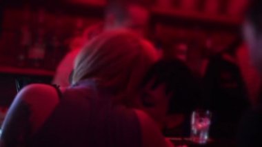 Gece kulübünde öpüşen iki genç kadın, aşk, seks, tutku, flört