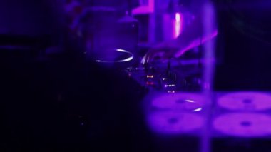 Erkek disk jokey elleri parça oynarken, insanlar alkışlıyor, dans ediyor