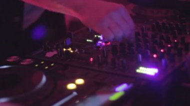 Disk jokey kulübü performans, eller tornalama, anahtarlama kontrolleri