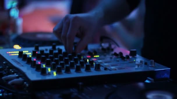 Masculino DJ mixagem registros, ajuste, pressionando botões, equipamentos — Vídeo de Stock