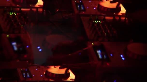 DJ ανάμιξη μουσική κλαμπ, χρησιμοποιώντας κατάστρωμα ελέγχου, μουσικό φόντο βίντεο — Αρχείο Βίντεο