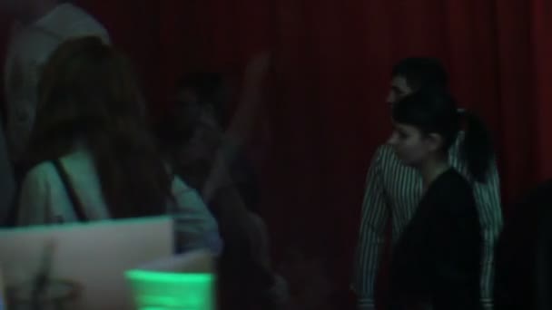 Borracho mareado persona mirando a la gente bailando, fiesta, discotecas — Vídeo de stock