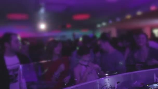 Crowd of young men, women enjoying DJ performance, guys dancing — Stock Video