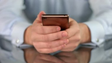 Elinde, diğer smartphone birlikte olan işadamı vakit