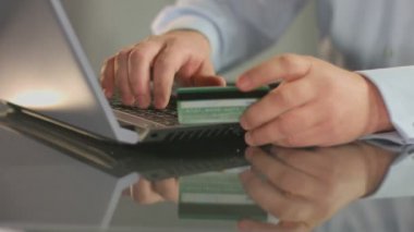 Kredi kartı numarası ekleme, online bankacılık hizmet iş adamı
