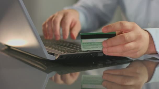 Homem que paga conta, compras on-line, inserindo o número do cartão de crédito — Vídeo de Stock