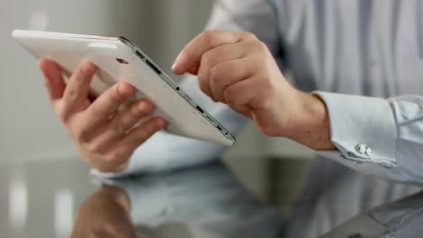 Man Bläddra bilder, läsa nyheter på tablet Pc, händer närbild — Stockvideo