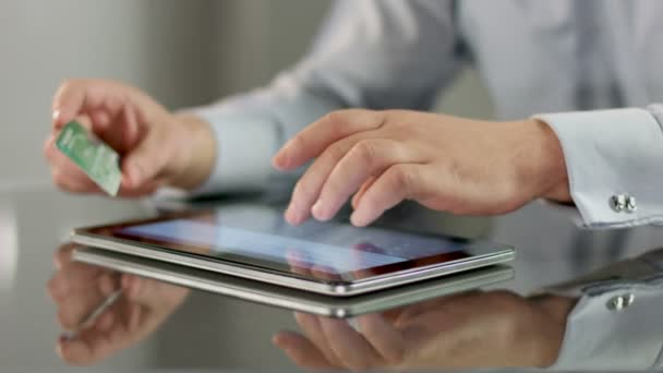 Hombre insertando el número de tarjeta de crédito en la tableta PC, banca en línea — Vídeos de Stock