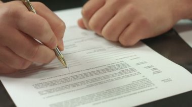 Erkek el sözleşme, imza sayfaları çalışma ile resmi belge