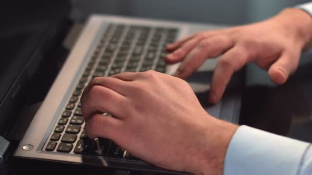 Männliche Büroangestellte tippt, arbeitet am Laptop, mit Touchpad — Stockvideo