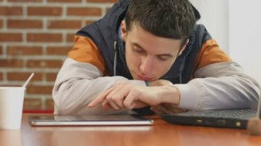 Sıkılmış öğrenci kötü haber tablet, kahvede yalnız okuma