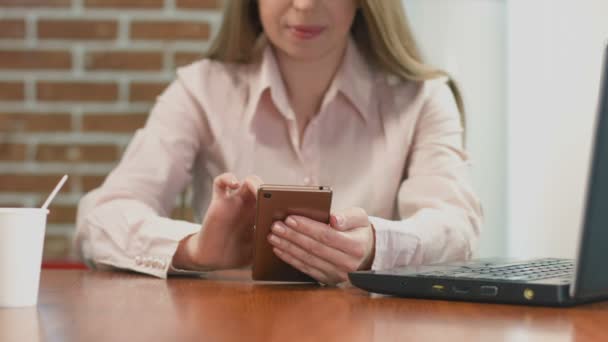 Mujer freelancer feliz trabajando en el teléfono inteligente, viendo vídeo — Vídeos de Stock