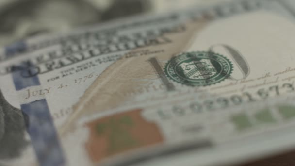 Entdeckung von Falschgeld, Nahaufnahme eines neuen Hundert-Dollar-Scheins — Stockvideo