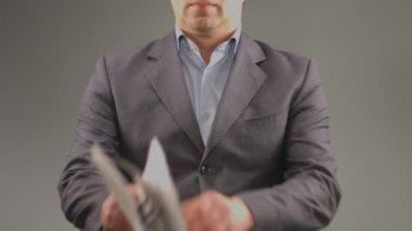 İşadamı okuma gazete. Finans, politika, borsa