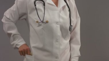 Kadın doktor dolar sayma. Rüşvet ve pahalı sağlık