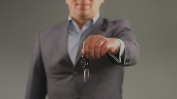 Las manos masculinas tienen llaves. Alquiler de coche, apartamento, agente de bienes raíces — Vídeo de stock