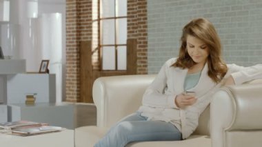 Kameraya bakarak mutlu kadın kullanıcı smartphone uygulama,