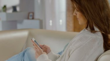 Gülümseyen, smartphone cep telefonu ile arkadaş sohbet rahat Bayan